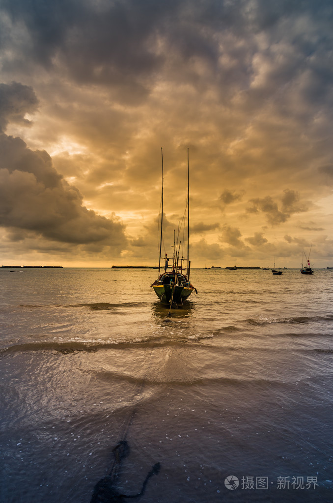 海上渔船和日出