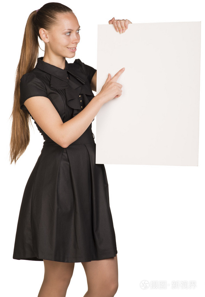 漂亮的女孩拿着空白的白色标语牌,它指指点点