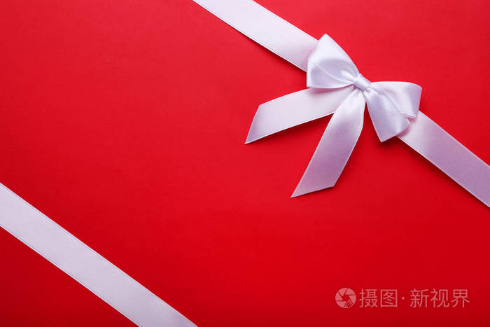 红色背景带上的白色蝴蝶结