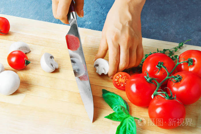专业厨师用一把锋利的刀子切菜 damasc