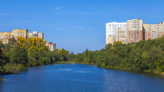 普希金诺，俄罗斯，在 2014 年 9 月 15 日。城市景观。谢列布良卡河两岸的房子