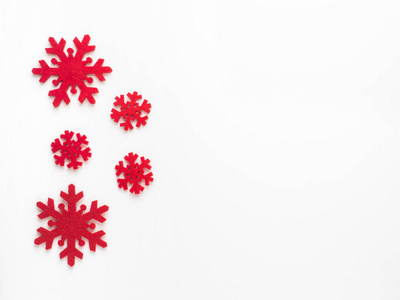 圣诞节和新年作文。白色背景上的红色雪花。平躺, 顶部视图, 复制空间