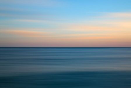 长时间曝光的海景图片风平浪静的大海,令人惊叹的日落时分照片