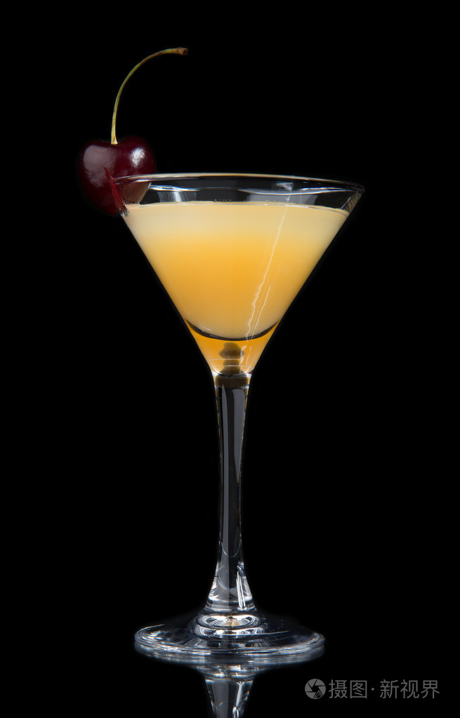 黄色鸡尾酒饰樱桃的马提尼鸡尾酒杯