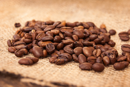木背景上的咖啡豆
