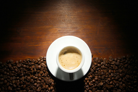 杯咖啡，咖啡豆木制背景上