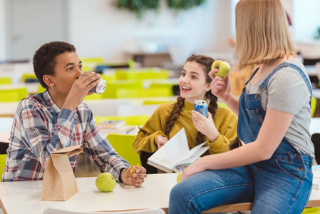 高中学生在学校食堂一起吃午餐图片