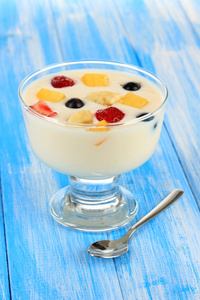 美味酸奶与上表特写水果