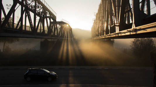 晨雾或烟雾中的铁路桥梁, 阳光照射背景