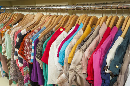 在铁路上挂着的衣服照片