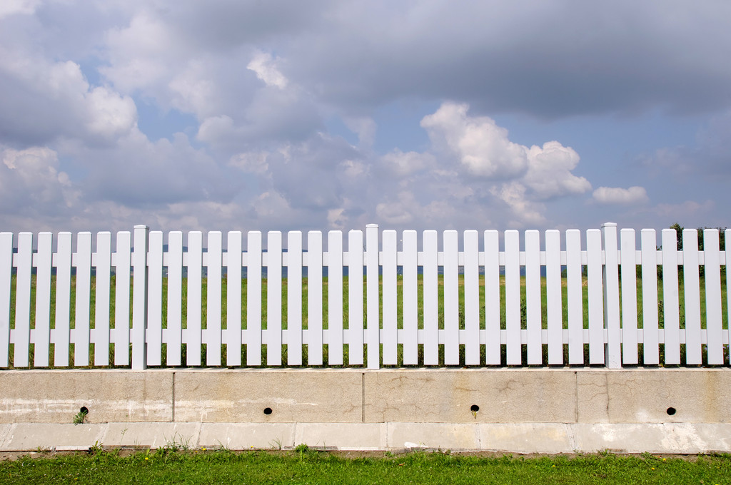 为吃顿夜宵男大学生不小心被“钉”在校园围栏上……