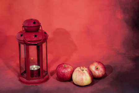 红色灯笼与蜡烛和苹果红背景图片