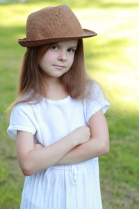 快乐的小女孩在户外顶漂亮的帽子