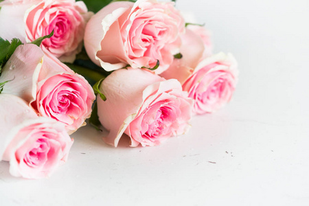 粉红玫瑰花在白石桌上