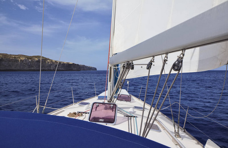 马耳他戈佐岛 从一艘帆船上岛的南部洛基海岸线的视图