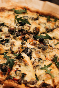 美味的比萨饼与奶酪和橄榄, 传统的意大利菜