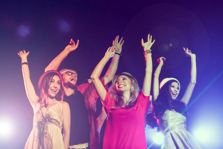 新年晚会, 节日, 庆典, 夜生活和人的概念-在聚会上跳舞的年轻人乐趣