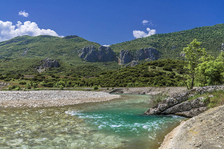 一条小河在古老的中世纪桥拱过一个岩石通道。夏天, 河水干涸, 河道里的水不多。