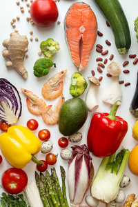 现代平躺静物用不同种类的食物蔬菜海鲜在白色背景.概念健康饮食.