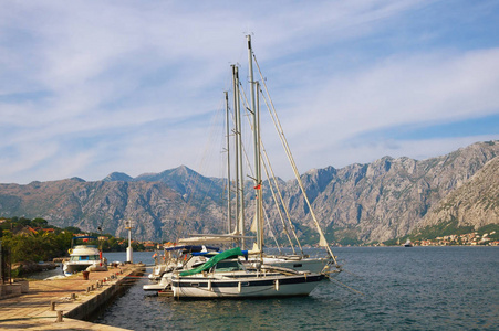 地中海景观与游艇停泊在码头。黑山, 亚得里亚海, Kotor 湾