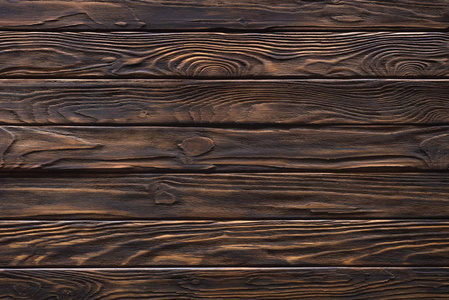 在褐色背景下画的木质横木板