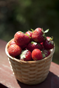 新鲜草莓在木制的桌子上的篮子里