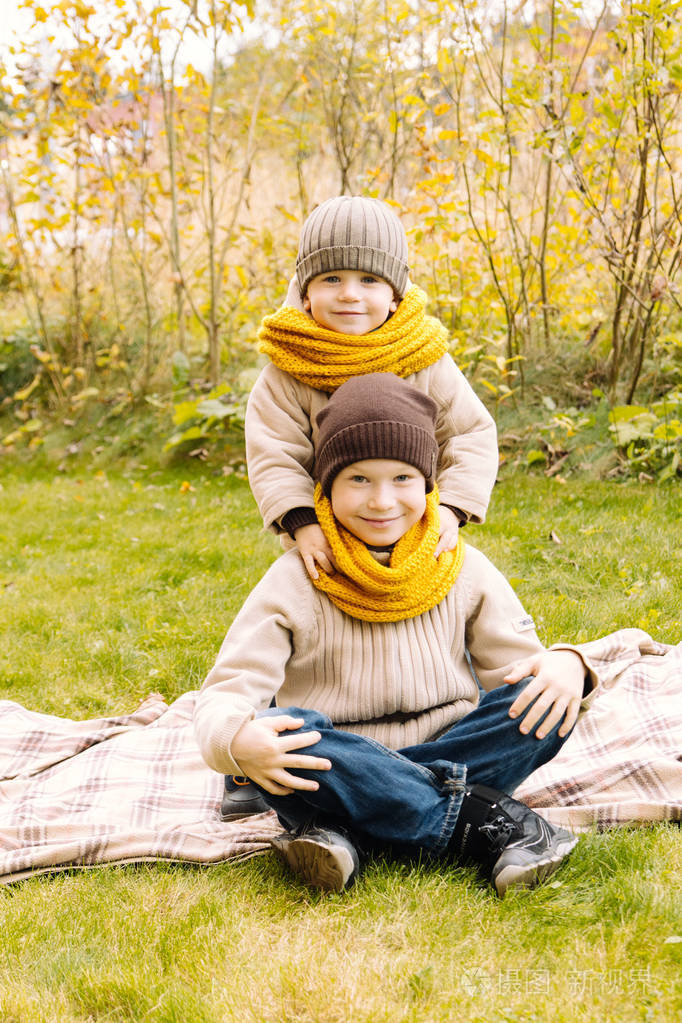 幸福兄弟在大自然幸福微笑兄弟家庭幸福两个小微笑的孩子男孩兄弟玩