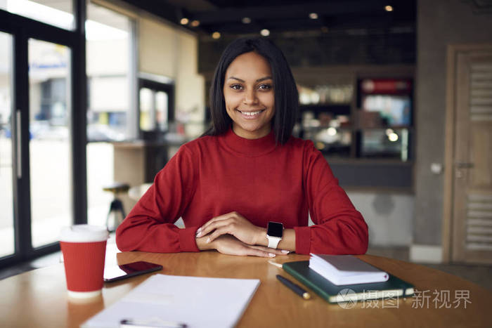 黑皮肤女行政经理的肖像咖啡店满意的职业, 开朗的美国黑人企业家坐在