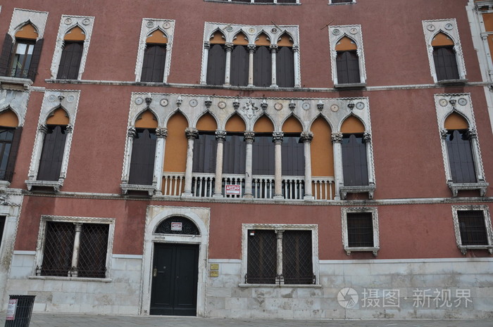 窗window的名词复数计算机荧屏的窗口窗玻璃墙上或信封等上开的窗形的