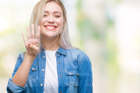 年轻的金发女人在孤立的背景显示, 并指出手指数四, 而微笑着自信和快乐
