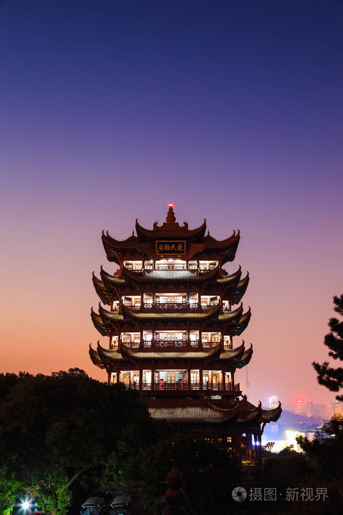 中国湖北省武汉市佘山蛇山中国传统多层塔楼黄昏的黄鹤楼