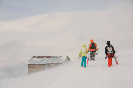 三滑雪板行走与滑雪板在山上的山区在 Goderzi, 格鲁吉亚的热门旅游胜地