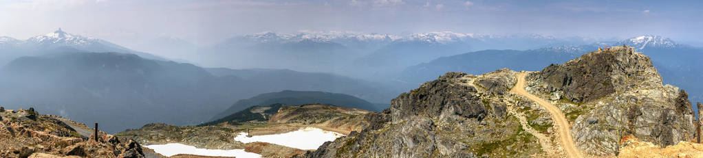 在夏季的惠斯勒山全景美景