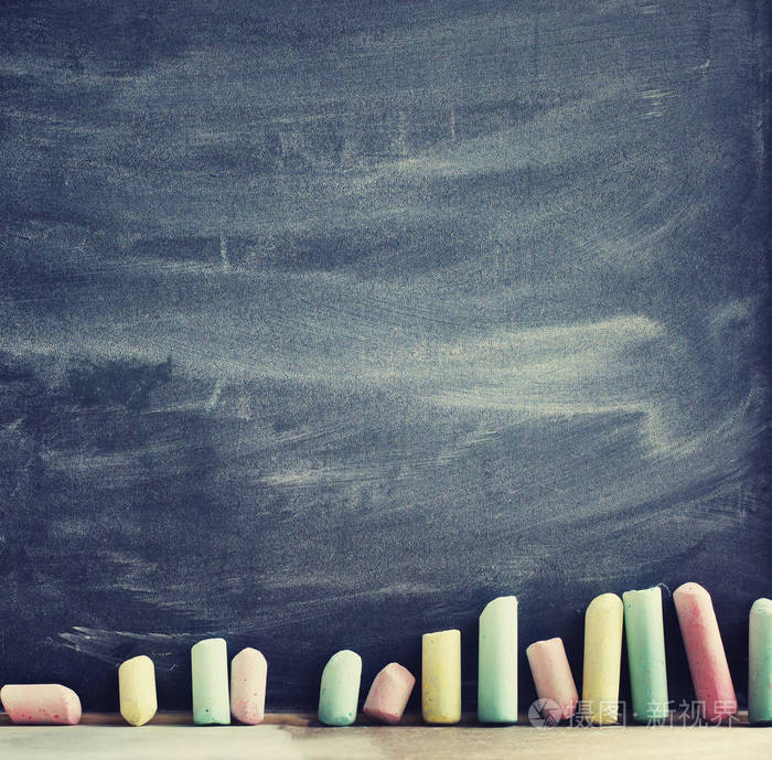 用复制空间对教室内空黑板的特写视图