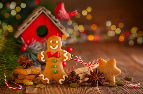 圣诞节自制姜饼和香料的木制的背景