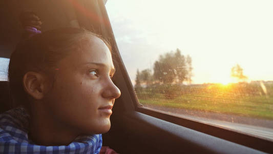 车窗外的风景图片