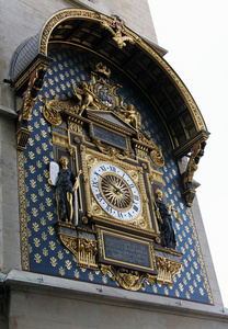 建筑物墙体在巴黎金色时钟
