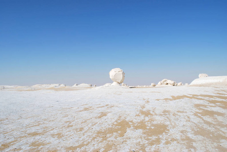 美丽的抽象自然岩石形成又名雕塑在西部白色沙漠, 撒哈拉沙漠。埃及