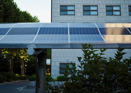 在韩国和建筑屋顶停车场与太阳能电池板