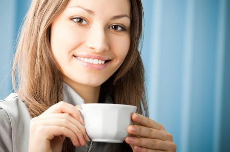 性格开朗微笑商业女性与咖啡