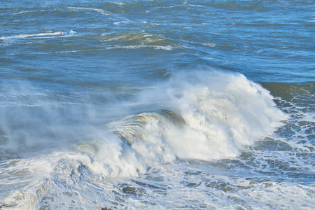 冲浪者在海洋, 大浪, Nazare, 葡萄牙