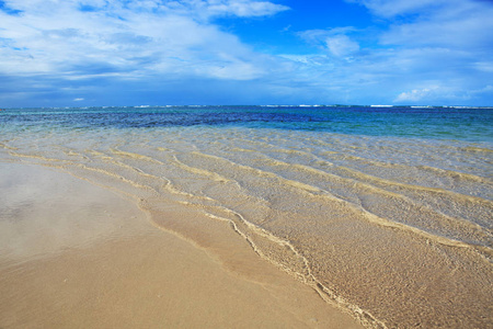 热带海和蓝天背景