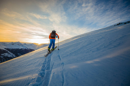 Skitouring 与瑞士著名的山脉在美丽的冬季粉末雪阿尔卑斯山的惊人景色