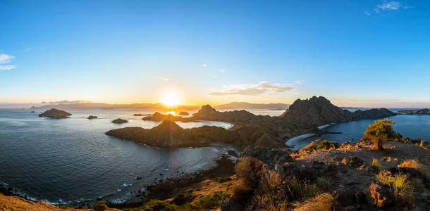 帕达尔岛全景风景在日落与戏剧性的天空, 帕劳帕达尔, 科莫科国家公园, 印度尼西亚