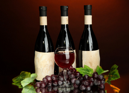 葡萄酒瓶 玻璃 葡萄 暗红色背景上的组成