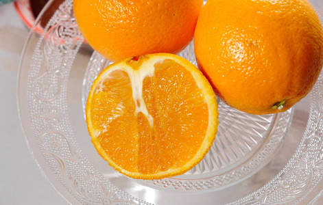 在玻璃盘子里把橘子收起来