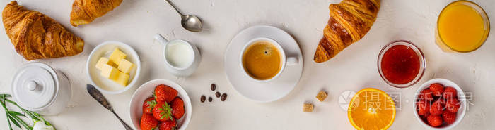 欧陆式早餐从上面看, 平躺着。咖啡橙汁羊角面包果酱浆果牛奶和鲜花。灰色石材台面作为背景。具有自由文本复制空间的布局