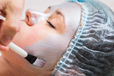 图片两个漂亮的女孩在做面部水疗图片面部水疗中心图片美容水疗中心面