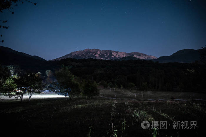 美丽的夜晚景观与繁星夜山和森林.