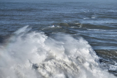 冲浪队在海洋, 大浪, Nazare, 葡萄牙